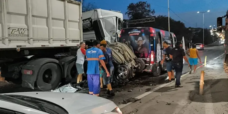 Engavetamento mata casal e interdita pista na Rodovia do Contorno em Cariacica - Foto: Rede Social