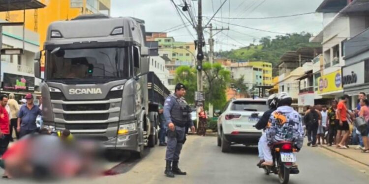 Acidente com caminhão mata pedestre no Centro de Barra de S. Francisco - Foto: Leitor Colatina em Ação