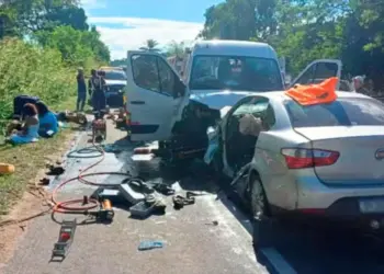 Grave acidente envolve van com pacientes e deixa uma vítima fatal na BR-101 em Linhares - Foto: Reprodução/Rede Social