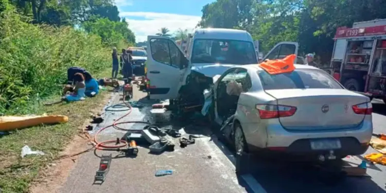 Grave acidente envolve van com pacientes e deixa uma vítima fatal na BR-101 em Linhares - Foto: Reprodução/Rede Social