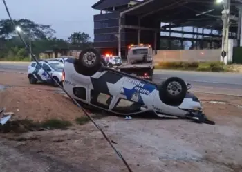Viatura da Polícia Militar capota na madrugada em Nova Venécia - Foto: Leitor Colatina em Ação