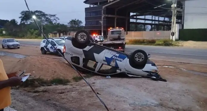 Viatura da Polícia Militar capota na madrugada em Nova Venécia - Foto: Leitor Colatina em Ação