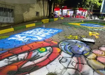 Arte urbana na Copa: muralista Vinicius Graffit pinta rua em Colatina para campanha publicitária - Foto: Divulgação