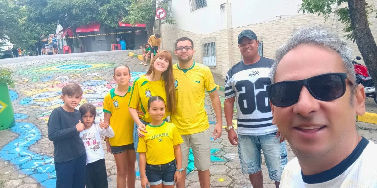 Arte urbana na Copa: muralista Vinicius Graffit pinta rua em Colatina para campanha publicitária - Foto: Divulgação 