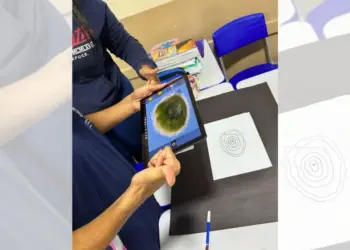 Estudantes de Marilândia utilizam tablets para compreender curvas de nível em aula prática de Geografia - Foto: Sedu