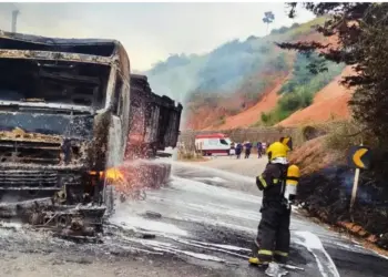 Acidente entre caminhão e moto deixa uma mulher morta em Itaguaçu - Foto: Corpo de Bombeiros