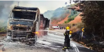 Acidente entre caminhão e moto deixa uma mulher morta em Itaguaçu - Foto: Corpo de Bombeiros