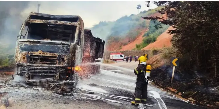 Acidente entre caminhão e moto deixa uma mulher morta em Itaguaçu - Foto: Corpo de Bombeiros
