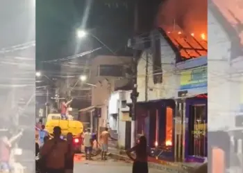 Fogo atinge lanchonete no Centro de Itaguaçu - Foto: Rede Social