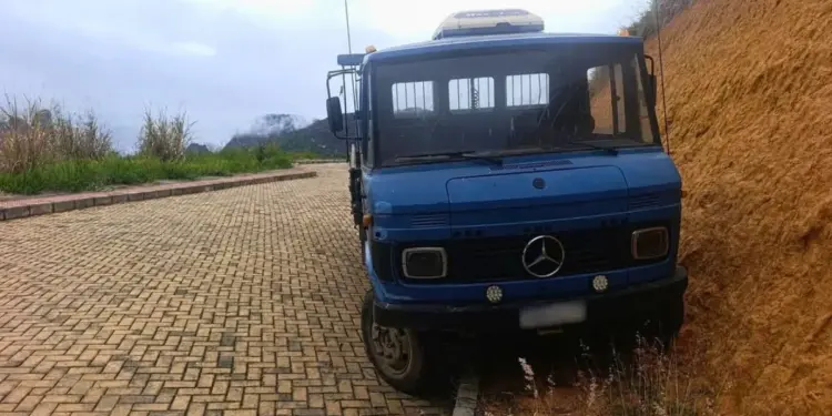 Caminhão Mercedes-Benz furtado é localizado no interior de Pancas - Foto: PMES