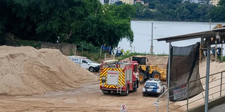 Corpo é encontrado preso a boias de draga no Rio Doce, em Colatina - Foto: Rede Social