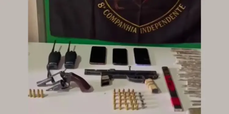 Suspeito foge por telhados e abandona mochila com drogas e armas em São Roque do Canaã - Foto: PMES