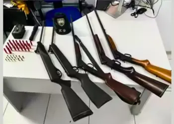 Arsenal e paca abatida: PM fecha esquema de caça ilegal e comércio de armas em Santa Teresa - Foto: PCES