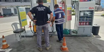 O seu bolso está em jogo: Postos da Grande Vitória são pegos em fraude na bomba! - Foto: PCES