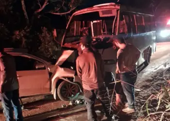Batida entre carro e micro-ônibus deixa mais de 15 feridos em Linhares - Foto: Leitor Colatina em Ação