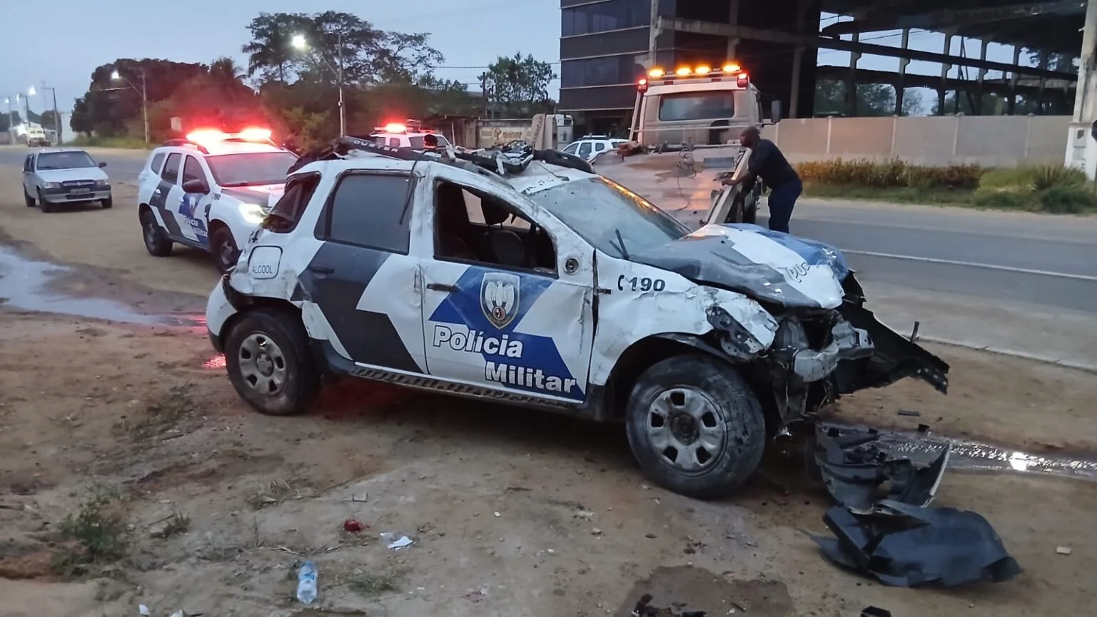 Viatura da Polícia Militar capota na madrugada em Nova Venécia - Foto: Leitor Colatina em Ação