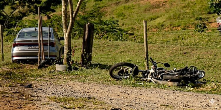 Acidente entre carro e moto deixa vítima fatal em Marilândia - Foto: Leitor Colatina em Ação