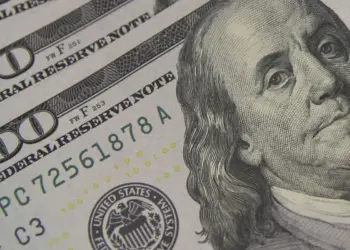 Dólar Dispara Acima de R$ 5 e Bolsa Cai: Tensão Global e Ruído Político Sacodem Mercados