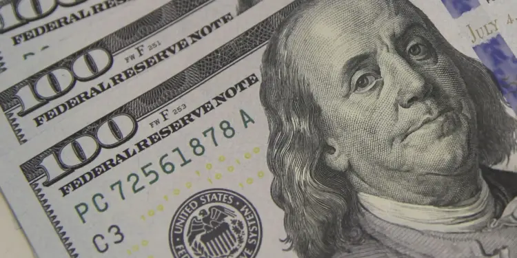 Dólar Dispara Acima de R$ 5 e Bolsa Cai: Tensão Global e Ruído Político Sacodem Mercados