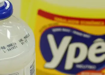 Anvisa mantém suspensão de fabricação e venda de lotes específicos de produtos Ypê após contaminação