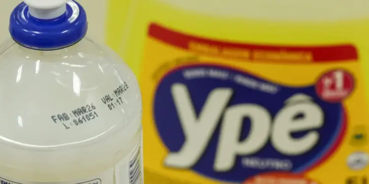 Anvisa mantém suspensão de fabricação e venda de lotes específicos de produtos Ypê após contaminação
