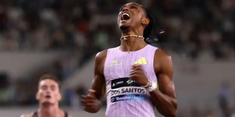 Alison dos Santos, o Piu, Vence Recordista Mundial e Lidera Dobradinha Brasileira na Abertura da Diamond League na China - Foto: Reprodução/Agência Brasil