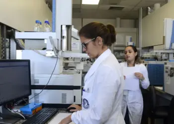 Mães na Ciência: Iniciativas Buscam Combater o 'Efeito Tesoura' e Garantir Permanência e Acesso - Foto: Reprodução/Agência Brasil
