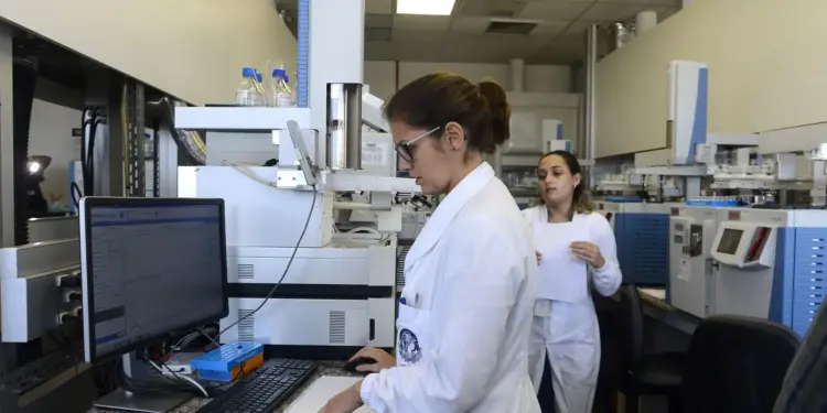 Mães na Ciência: Iniciativas Buscam Combater o 'Efeito Tesoura' e Garantir Permanência e Acesso - Foto: Reprodução/Agência Brasil
