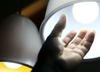 Aneel Libera R$ 5,5 Bilhões para Reduzir Contas de Luz em 22 Distribuidoras; Veja Quem Será Beneficiado - Foto: Reprodução/Agência Brasil
