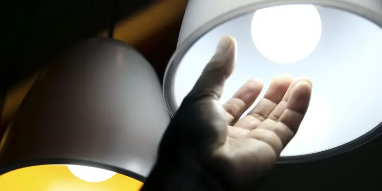 Aneel Libera R$ 5,5 Bilhões para Reduzir Contas de Luz em 22 Distribuidoras; Veja Quem Será Beneficiado - Foto: Reprodução/Agência Brasil