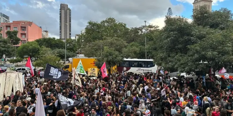 Milhares de Estudantes Protestam em São Paulo Contra Precarização e Privatização da Educação - Foto: Agência Brasil