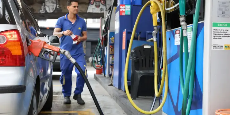 Governo Anuncia Subvenção de R$ 0,44 por Litro na Gasolina para Aliviar Preços Pressionados pela Guerra - Foto: Agência Brasil