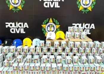 Operação no Rio de Janeiro apreende mais de 200 mil figurinhas falsificadas da Copa do Mundo - Foto: Agência Brasil