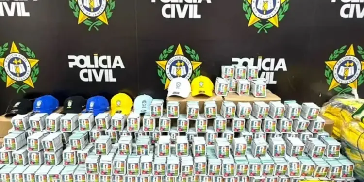 Operação no Rio de Janeiro apreende mais de 200 mil figurinhas falsificadas da Copa do Mundo - Foto: Agência Brasil