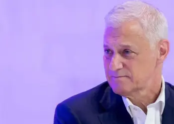 CEO de Banco Pede Desculpas Após Chamar Funcionários de 'Capital Humano de Menor Valor' em Meio a Cortes por IA - Foto: Reprodução