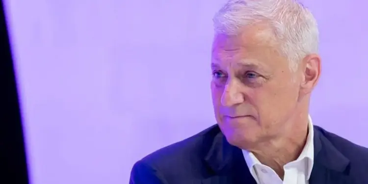 CEO de Banco Pede Desculpas Após Chamar Funcionários de 'Capital Humano de Menor Valor' em Meio a Cortes por IA - Foto: Reprodução