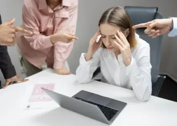 Ambiente de Trabalho Tóxico: Quiz e Nova Norma NR-1 Podem Ajudar a Identificar e Denunciar Riscos à Saúde Mental - Foto: Reprodução