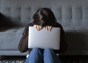 Alerta Global: Mais de 10 Milhões de Crianças em Países Pobres Sofrem Abuso Sexual Online Anualmente - Foto: Reprodução