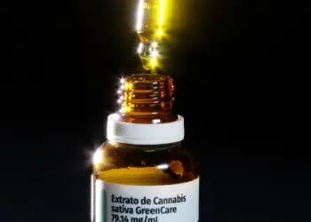 Mulheres com mais de 45 anos lideram uso de cannabis medicinal no Brasil; entenda os motivos - Foto: Reprodução