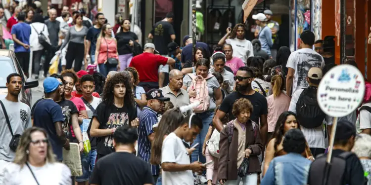 Brasil Cria 85.900 Vagas Formais em Abril: Setor de Serviços Lidera Geração de Empregos - Foto: Reprodução