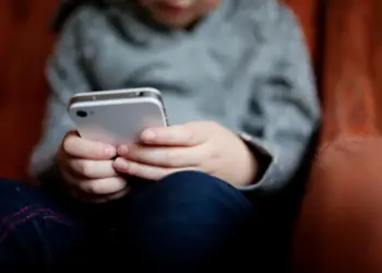 ONU Alerta: Proteção de Crianças Online é Prioridade Urgente Diante de Recursos Viciantes das Plataformas Digitais - Foto: Reprodução