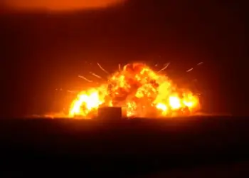 Nave New Glenn da Blue Origin explode em teste de ignição estática na Flórida; funcionários em segurança - Foto: Reprodução
