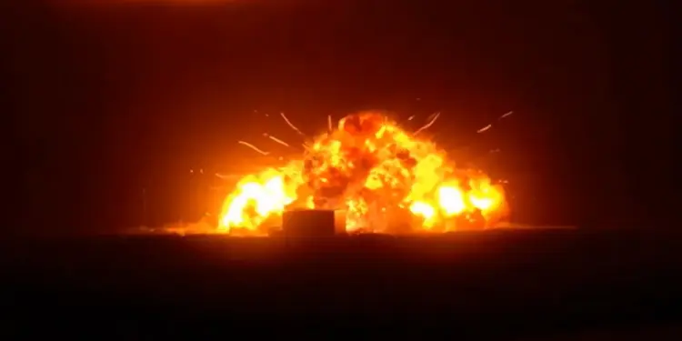 Nave New Glenn da Blue Origin explode em teste de ignição estática na Flórida; funcionários em segurança - Foto: Reprodução