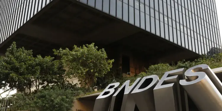BNDES libera R$ 21,2 bilhões para renovar frota de transporte de carga e passageiros com juros de 13% ao ano - Foto: Reprodução