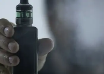 Vapes Disfarçados em Acessórios Tecnológicos Preocupam Especialistas e Ameaçam Juventude Brasileira - Foto: Reprodução