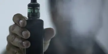 Vapes Disfarçados em Acessórios Tecnológicos Preocupam Especialistas e Ameaçam Juventude Brasileira - Foto: Reprodução