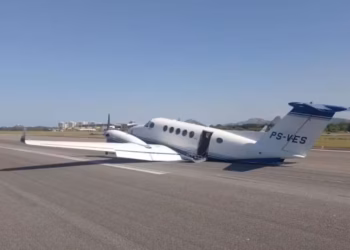 Avião faz "pouso de barriga" no Aeroporto de Vitória - Foto: Divulgação