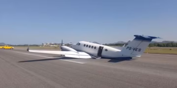Avião faz "pouso de barriga" no Aeroporto de Vitória - Foto: Divulgação